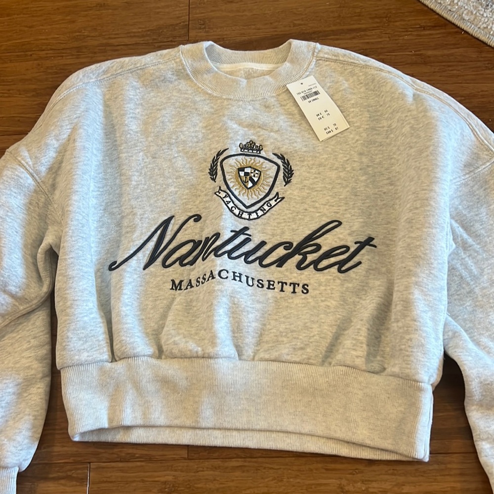 NWT Abercrombie Grey Cropped Sweatshirt